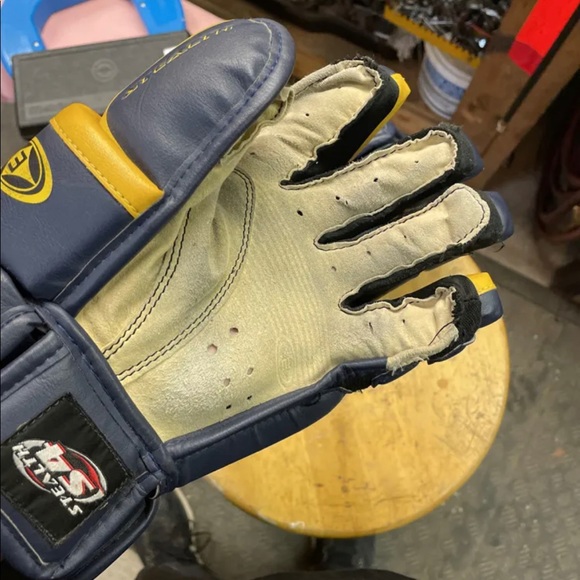 Wilfrid Laurier ice hockey team issued gloves - Picture 4 of 5